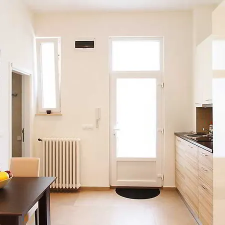 Square Apartment *