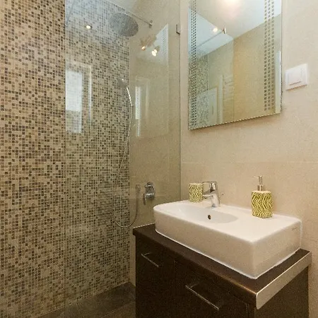 Square Apartment