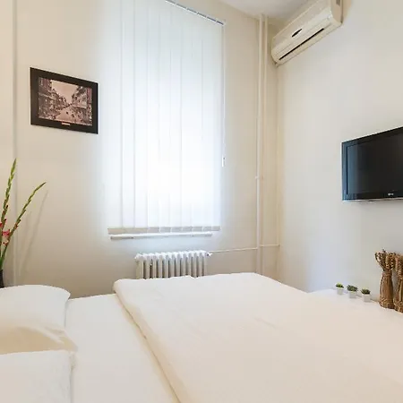 Square Apartment *