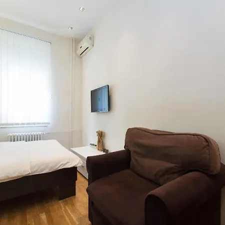 Square Apartment *