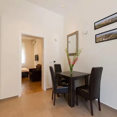 Square Apartment